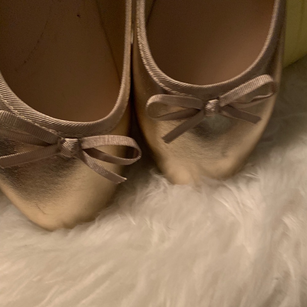 Beautiful new gold flats sz 10